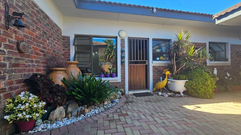 6 Bedroom Property for Sale in Fraaiuitsig Western Cape